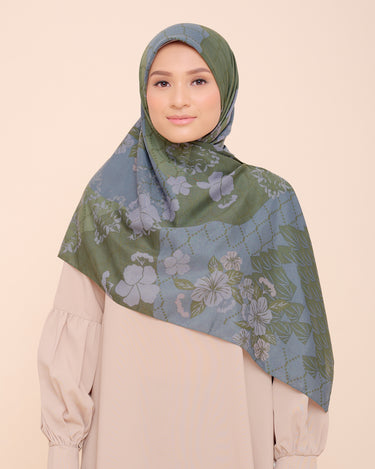 ZM Zaskia Mecca - Bunga Kembang Sepatu Scarf Kerudung Segi Empat